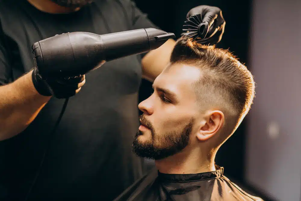 barbeiro secando o cabelo